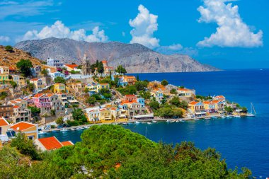 Yunan adası Symi 'de deniz kenarında gezinti.