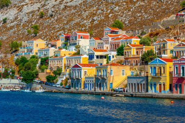Yunan adası Symi 'nin rıhtımındaki renkli evler.