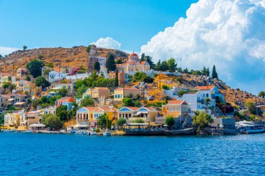 Yunan adası Symi 'nin rıhtımındaki renkli evler.