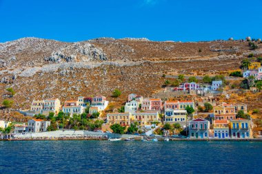 Yunan adası Symi 'nin rıhtımındaki renkli evler.