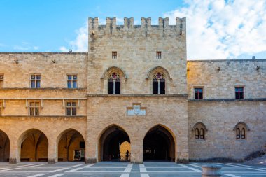 Yunanistan 'daki Rodos Şövalyelerinin Büyük Efendisinin Sarayı' nın Avlusu.