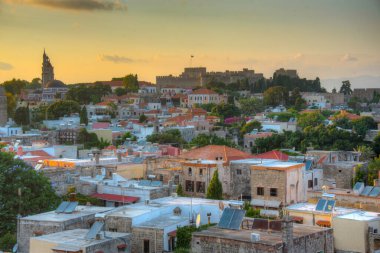 Yunanistan 'daki Rodos Şövalyelerinin Büyük Efendisi' nin Sarayı 'nın günbatımı manzarası.