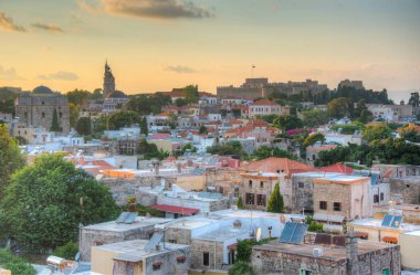 Yunanistan 'daki Rodos Şövalyelerinin Büyük Efendisi' nin Sarayı 'nın günbatımı manzarası.