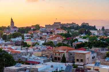 Yunanistan 'daki Rodos Şövalyelerinin Büyük Efendisi' nin Sarayı 'nın günbatımı manzarası.