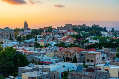 Yunanistan 'daki Rodos Şövalyelerinin Büyük Efendisi' nin Sarayı 'nın günbatımı manzarası.