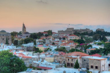 Yunanistan 'daki Rodos Şövalyelerinin Büyük Efendisi' nin Sarayı 'nın günbatımı manzarası.