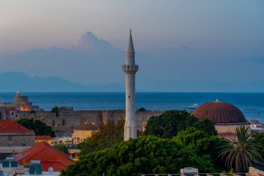Yunanistan 'ın Rodos kentindeki İbrahim Paşa Camii' nin gün batımı manzarası.