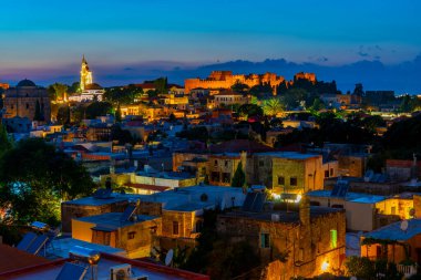 Yunanistan 'daki Rodos Şövalyelerinin Büyük Efendisi' nin Sarayı 'nın günbatımı manzarası.