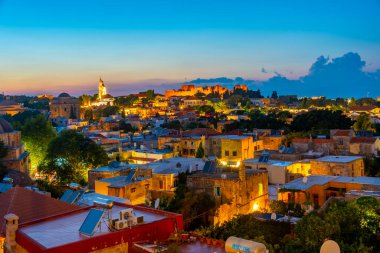 Yunanistan 'daki Rodos Şövalyelerinin Büyük Efendisi' nin Sarayı 'nın günbatımı manzarası.