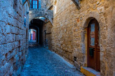 Yunanistan 'ın Rodos kentinde tarihi bir cadde manzarası.