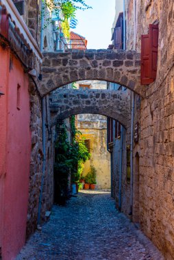 Yunanistan 'ın Rodos kentinde tarihi bir cadde manzarası.
