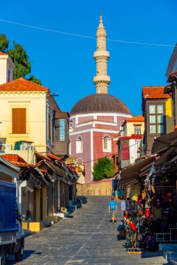 Yunanistan 'ın Girit adasındaki Rodos limanındaki Süleyman Camii' ne giden turist caddesinin gün doğumu manzarası.