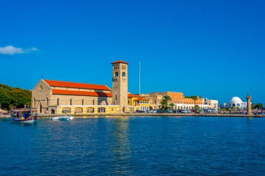 Yunanistan 'ın Rodos kentindeki Theotokos Kilisesi ve rıhtım.