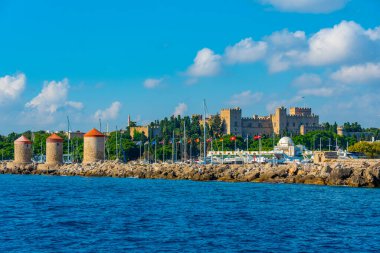 Yunanistan 'ın Rodos kentindeki Büyük Usta sarayı ve yel değirmenlerinin manzarası.