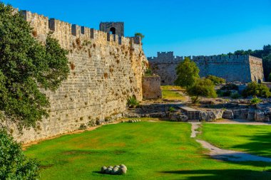 Yunanistan 'daki Rodos' ta antik tahkimat manzarası.