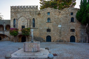 Silah Kabinesi ve Hastane 14. Yüzyıl Yunan Rodos kentindeki İbrani şehitleri meydanında.