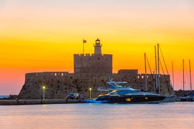 Yunan adası Rodos 'taki Aziz Nicholas Kalesi' nin gün doğumu manzarası.