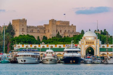 Yunan kenti Rodos 'taki Şövalyeler ve Pazaryerinin Büyük Ustası' nın Şafak Işığı.