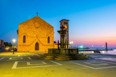 Yunanistan 'ın Rodos kentindeki Theotokos Anonsunun Kilisesi' nin Gündoğumu.