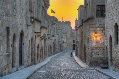 Yunanistan 'ın Rodos kentindeki tarihi bir caddenin gün doğumu manzarası.
