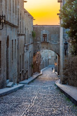 Yunanistan 'ın Rodos kentindeki tarihi bir caddenin gün doğumu manzarası.