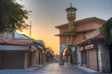 Yunan kenti Rodos 'ta bir turist sokağının gün doğumu manzarası.