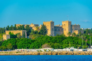 Yunanistan 'ın Rodos kentindeki Mandraki limanının arkasındaki Büyük Usta sarayının Panorama manzarası.