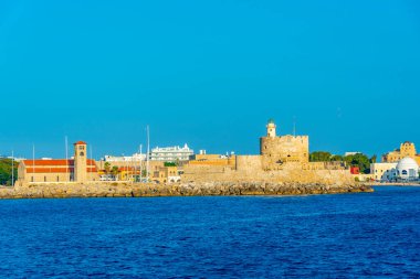 Aziz Nicholas Kalesi ve Theotokos Anonsu Kilisesi ile Rodos Panoraması.