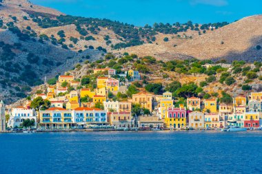 Yunan adası Symi 'nin rıhtımındaki renkli evler.