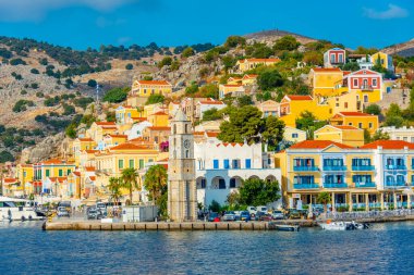 Yunan adası Symi 'deki deniz kenarında saat kulesi.