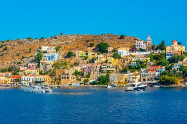Yunan adası Symi 'nin rıhtımındaki renkli evler.