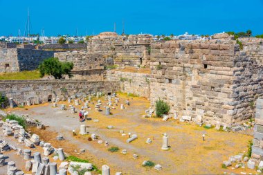 Yunanistan 'ın Kos adasındaki Neratzia Şatosu' nun avlusu.