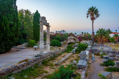 Yunan adası Kos 'taki antik agora' daki Afrodit türbesinin günbatımı manzarası.