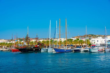 Yunanistan 'ın Kos adasındaki Kardamena limanının manzarası.