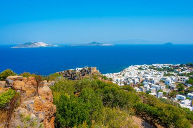 Yunanistan 'ın Nisyros adasındaki Mandraki kasabasındaki beyaz evlerin manzarası.