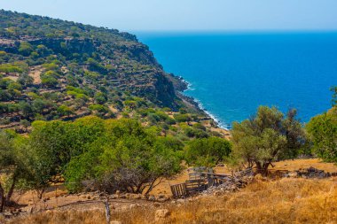 Yunanistan 'daki Nisyros adasının Rocky kıyı şeridi.