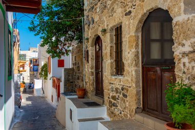 Yunan adası Nisyros 'taki Mandraki şehrinin renkli sokakları.