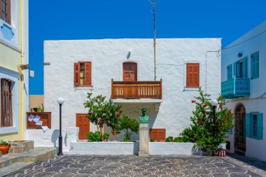 Yunan adası Nisyros 'taki Mandraki şehrinin renkli sokakları.