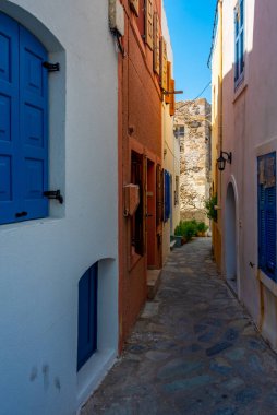 Yunan adası Nisyros 'taki Mandraki şehrinin renkli sokakları.