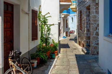 Yunan adası Nisyros 'taki Mandraki şehrinin renkli sokakları.