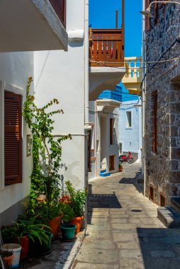 Yunan adası Nisyros 'taki Mandraki şehrinin renkli sokakları.