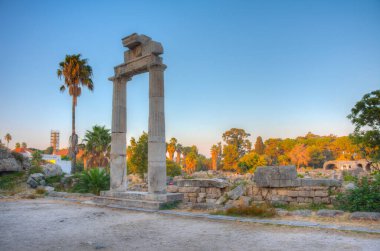 Yunan adası Kos 'taki antik agora' daki Afrodit türbesinin günbatımı manzarası.