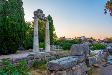 Yunan adası Kos 'taki antik agora' daki Afrodit türbesinin günbatımı manzarası.