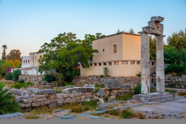 Yunan adası Kos 'taki antik agora' daki Afrodit türbesinin günbatımı manzarası.