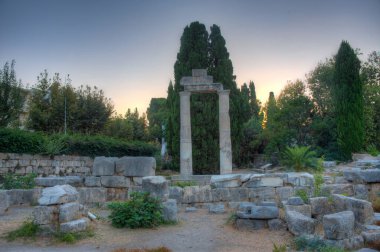 Yunan adası Kos 'taki antik agora' daki Afrodit türbesinin günbatımı manzarası.
