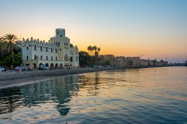 Yunanistan 'da Kos limanının gün batımı manzarası.