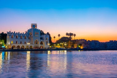 Yunanistan 'da Kos limanının gün batımı manzarası.