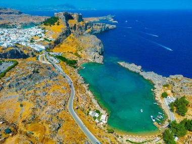 Rodos adasındaki Yunan kenti Lindos 'taki Saint Paul' s plajı ve Akropolis.