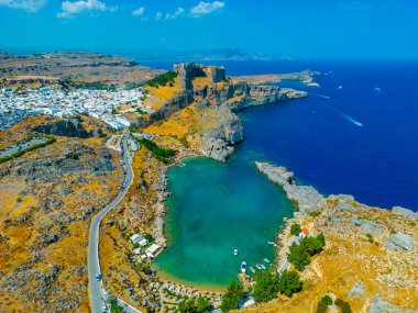 Rodos adasındaki Yunan kenti Lindos 'taki Saint Paul' s plajı ve Akropolis.