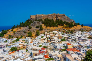 Yunanistan 'ın Rodos adasındaki geleneksel beyaz evlere bakan Lindos Akropolü.